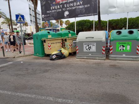 Suciedad acumulada en los alrededores de unos contenedores de basura