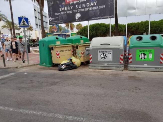 Suciedad acumulada en los alrededores de unos contenedores de basura