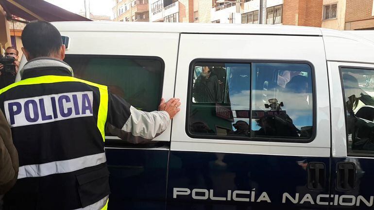 Los investigadores policiales han comenzado a elaborar los primeros informes sobre las pruebas que recogieron durante los días posteriores a la detenciónd de los tres investigados por agresión sexual