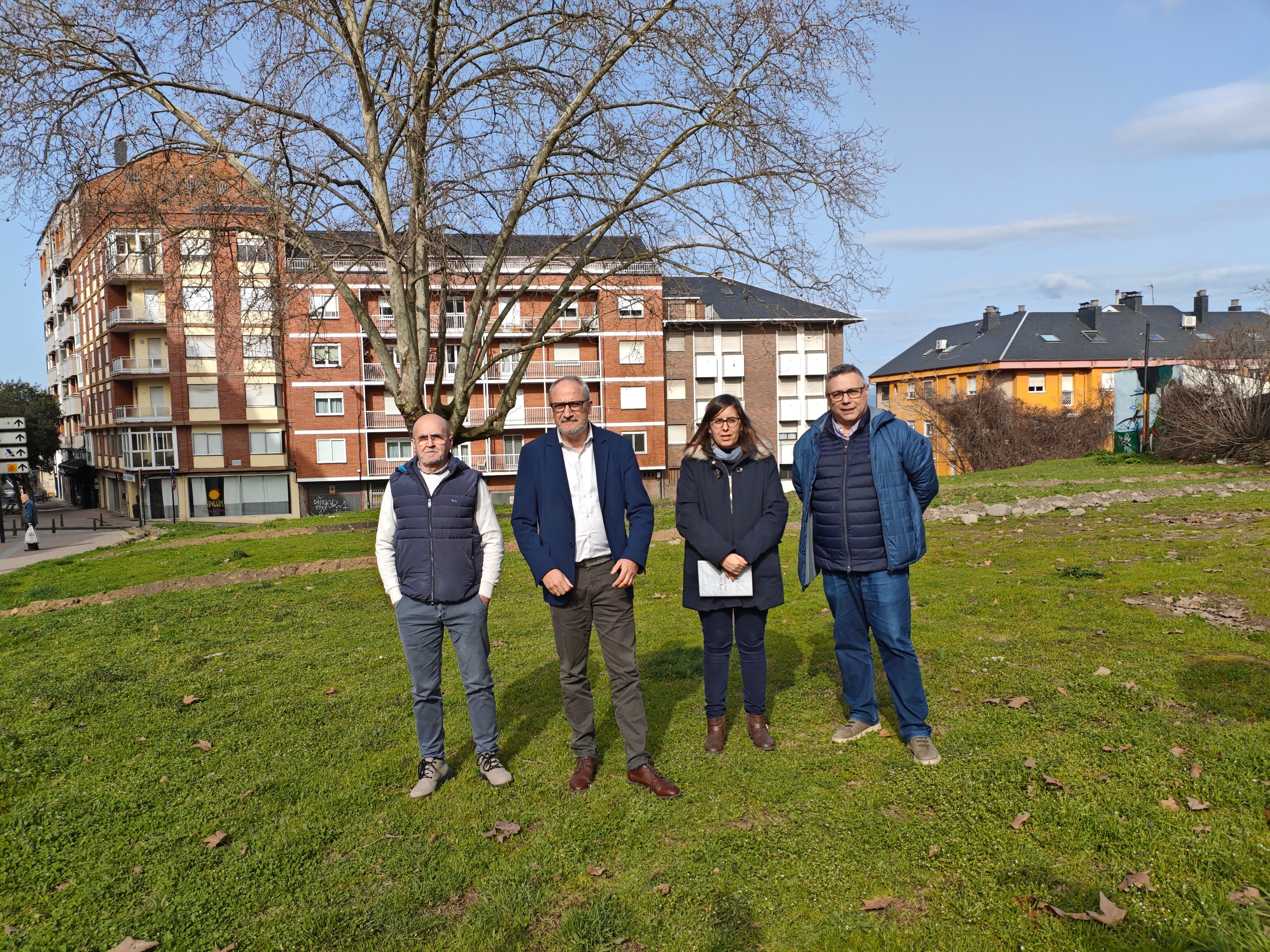 El portavoz del PSOE y varios de sus concejales en el polémico solar