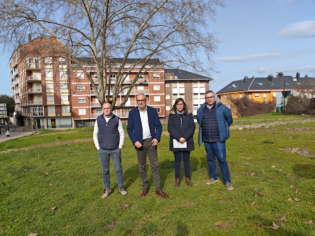 El portavoz del PSOE y varios de sus concejales en el polémico solar