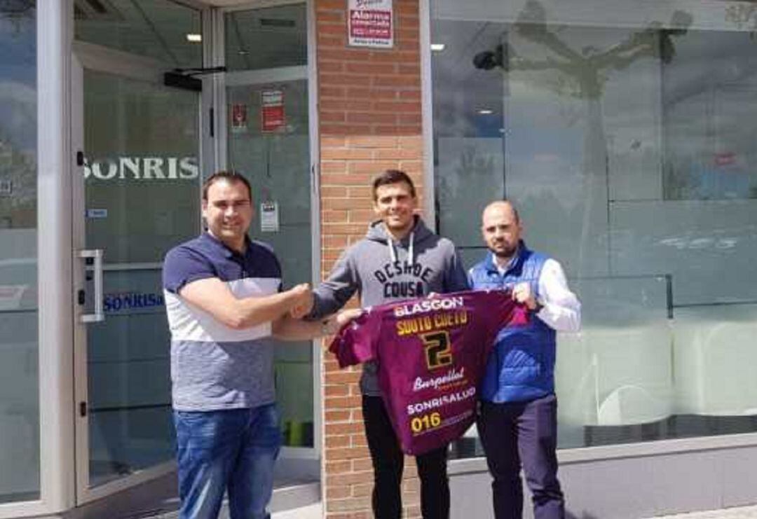 El jugador argentino, Julián Souto (centro), junto al presidente, Álvaro Perote, y el gerente de la clínica Sonrisalud, uno de los patrocinadores del equipo.