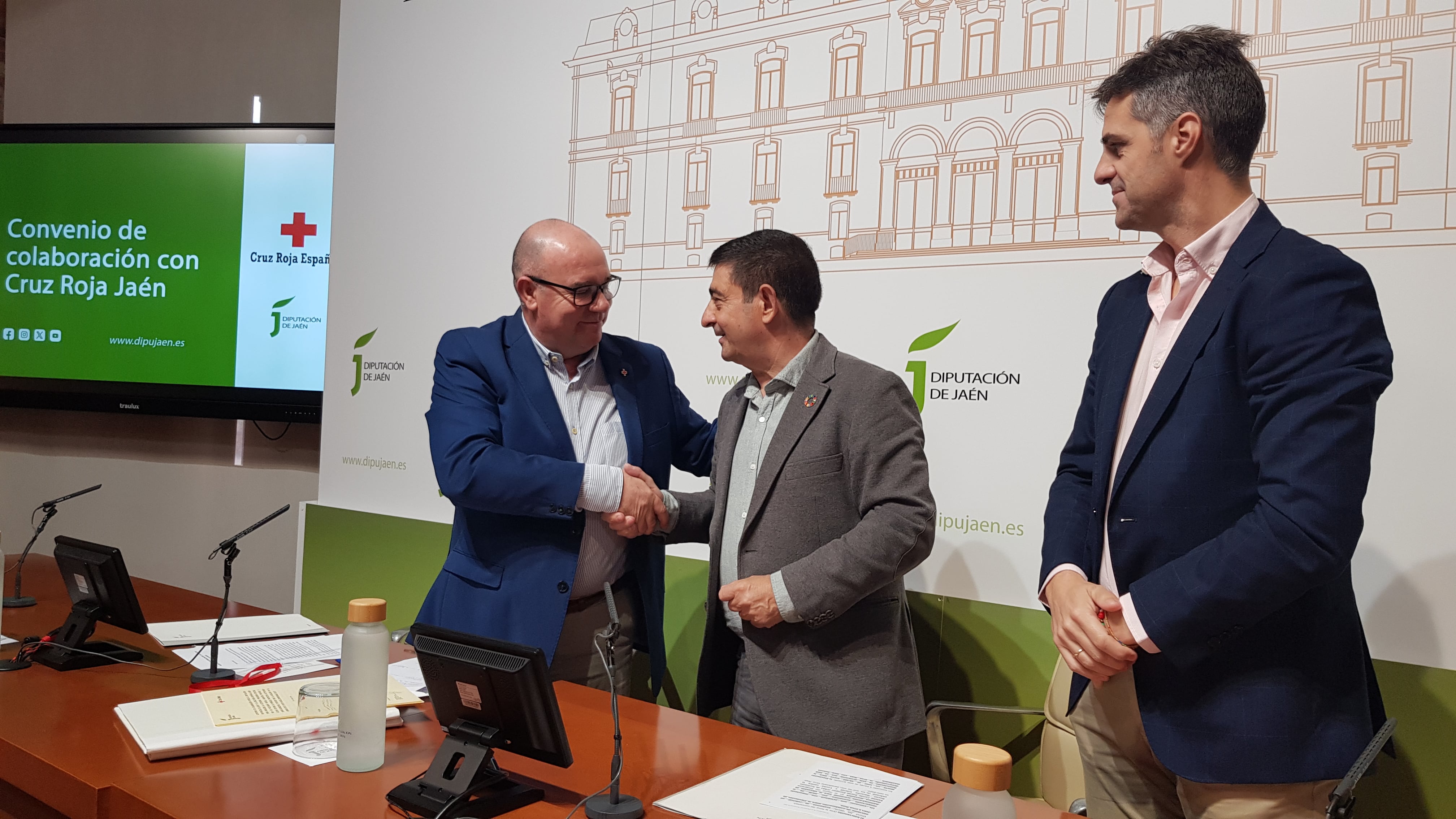 Firma del convenio entre la Diputación de Jaén y su presidente, Paco Reyes, con Jeronimo Vera, presidente de Cruz Roja en Jaén.