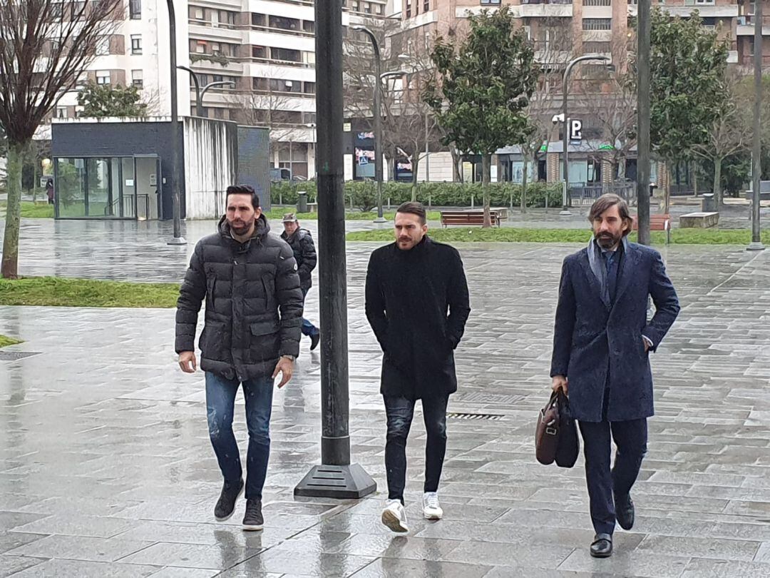 Los exjugadores del Betis Jordi Figueras y Xabier Torres llegando al Palacio de Justicia de Navarra