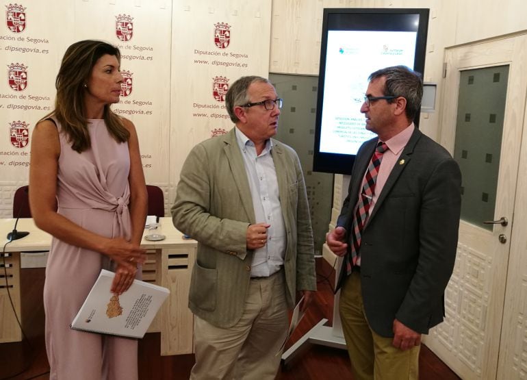 El estudio sobre el comercio en la provincia ha sido presentado en la Diputación provincial por parte del delegado territorial Javier López Escobar (c) y el diputado de Promoción Económica Jaime Pérez