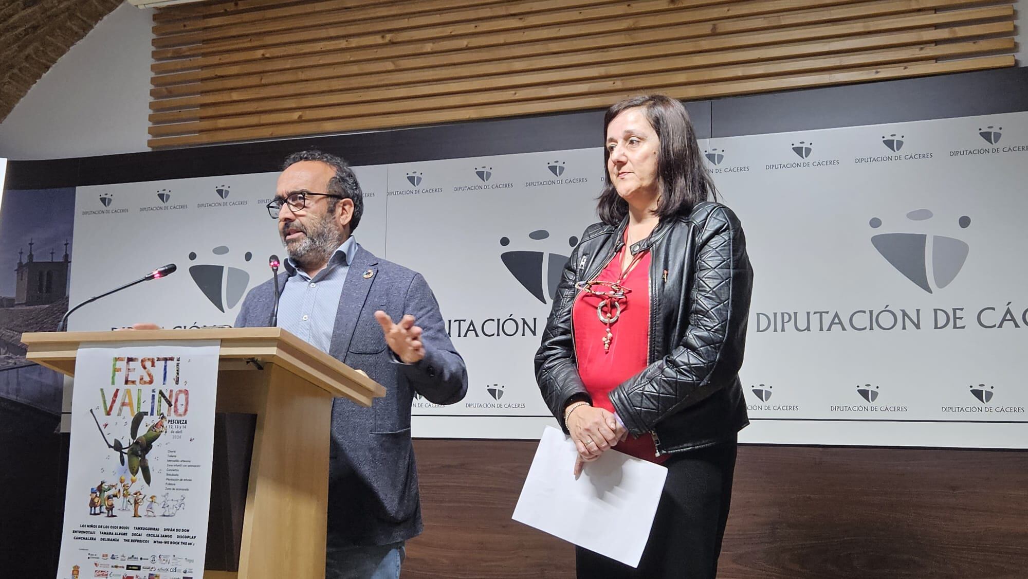 Miguel Ángel Morales y Agustina Fernández durante la presentación del 'Festivalino' de Pescueza
