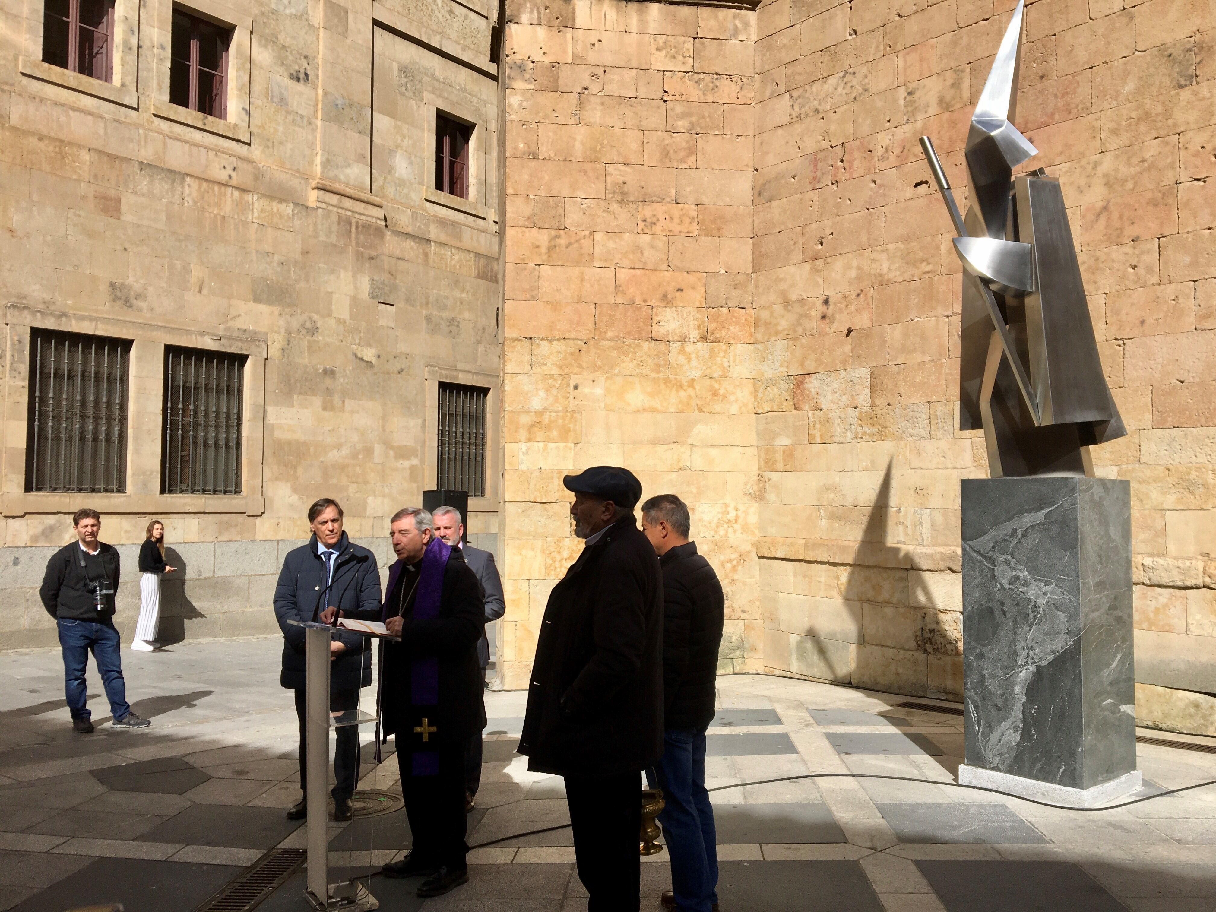 Inauguración de la escultura dedicada a todos los cofrades de la Semana Santa de Salamanca