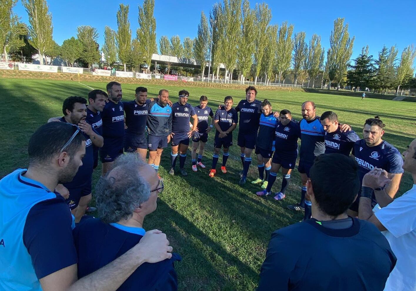 La plantilla del Rugby Aranda reflexiona en el campo de la Ciudad Deportiva La Aldehuela de Salamanca