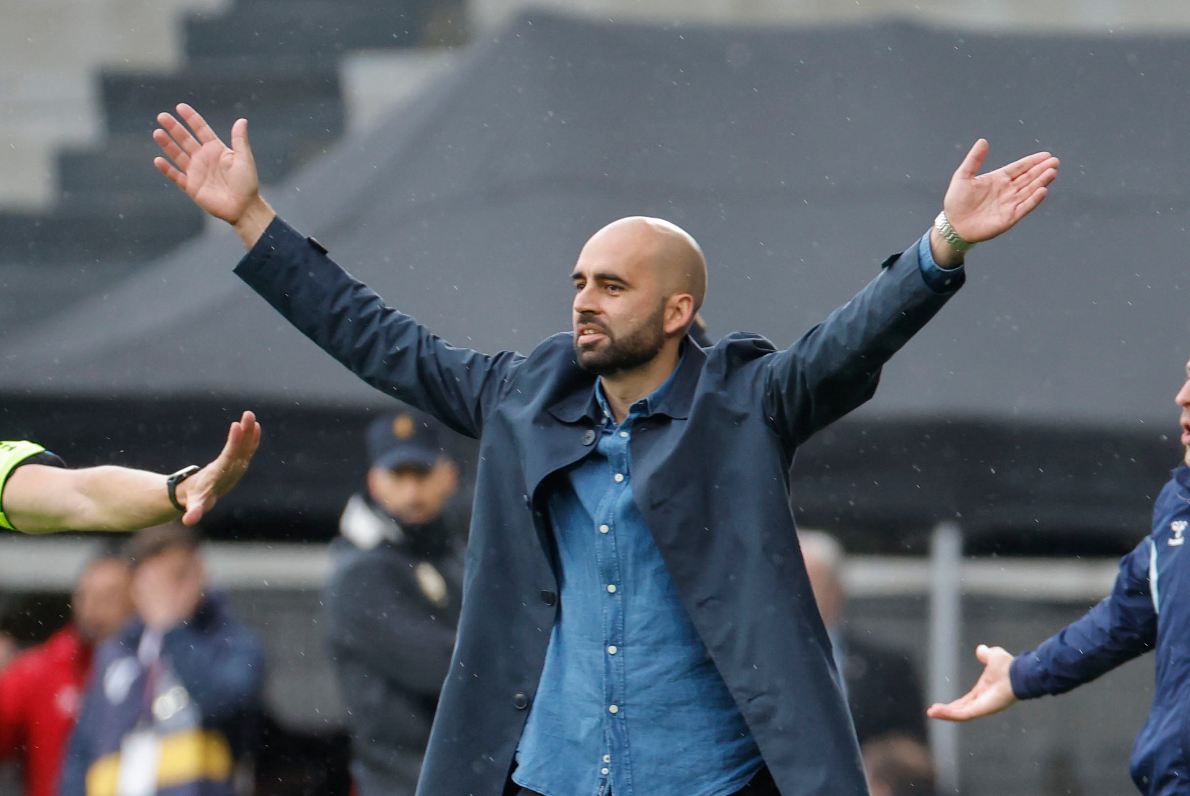 VIGO (PONTEVEDRA), 10/05/2025.-El entrenador del Celta de Vigo Ramón Martínez, durante el partido de la jornada 35 de LaLiga EA Sports entre el Celta de Vigo y el Sevilla, disputado este sábado en el Estadio Abanca-Balaídos en Vigo.-EFE/ Lavandeira Jr
