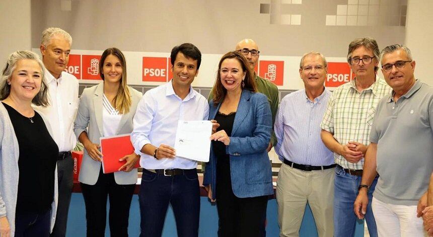 Marcos Bergaz junto a la secretaria general del PSOE en Lanzarote, María Dolores Corujo.