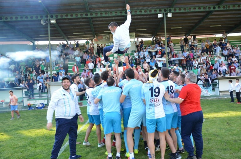 Yago Iglesias fue manteado por la plantilla a la conclusión del partido, como manda la tradición cuando se logra el campeonato