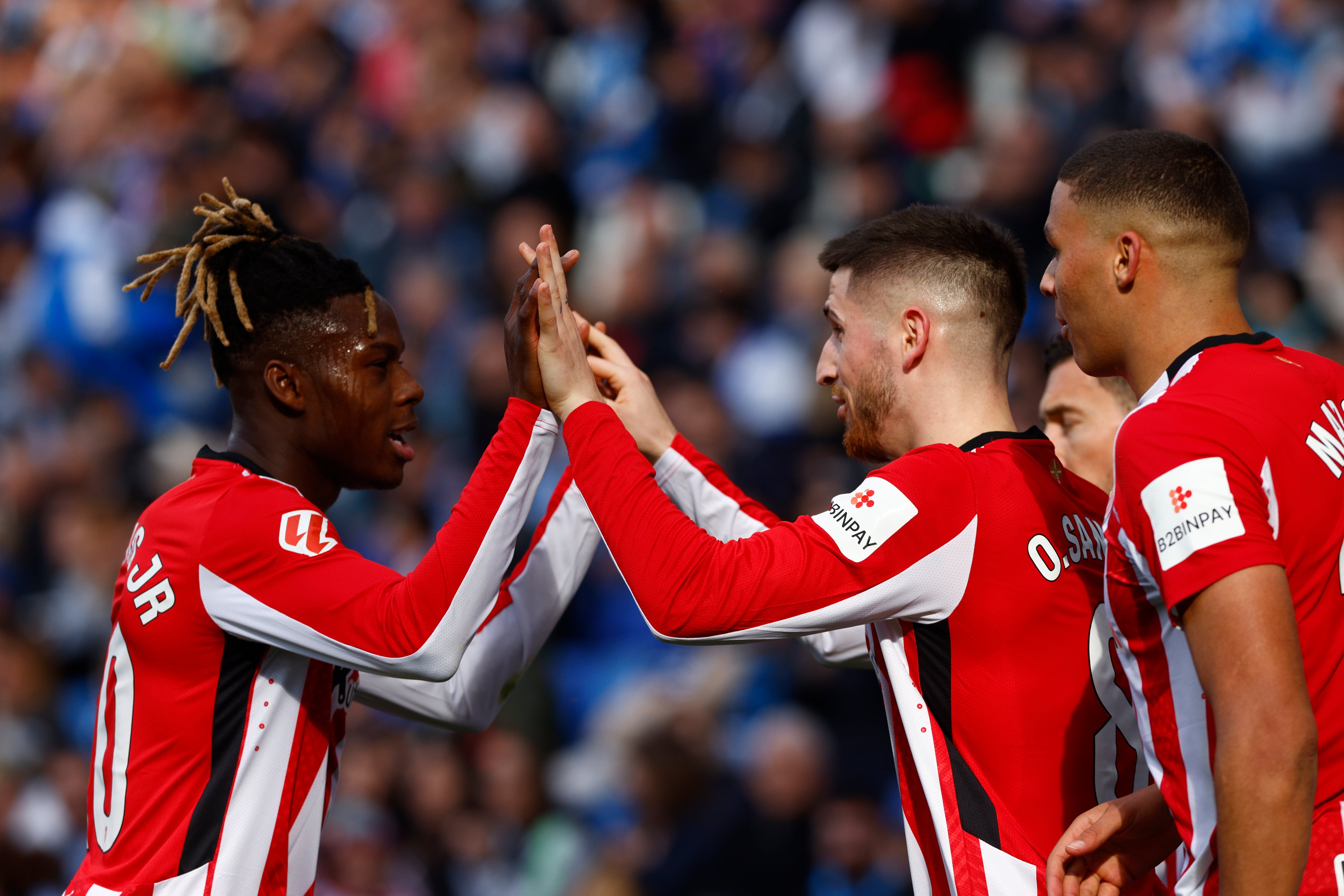 El centrocampista del Athletic de Bilbao Oihan Sancet (2d), celebra su gol contra el RCD Espanyol con el delantero Nico Williams, durante el partido de la jornada 24 de LaLiga EA Sports entre el Espanyol y el Athletic Club, este domingo en el estadio RCDE Stadium de Cornellà de Llobregat (Barcelona)