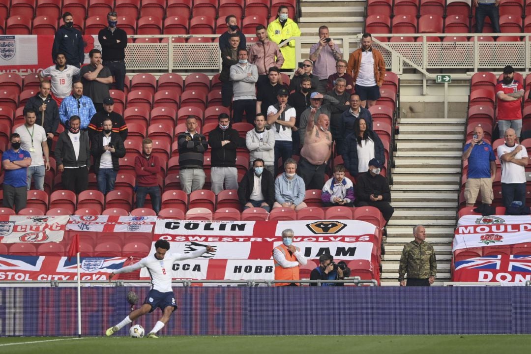 Varios aficionados, durante un partido de la selección inglesa en Middlesbrough