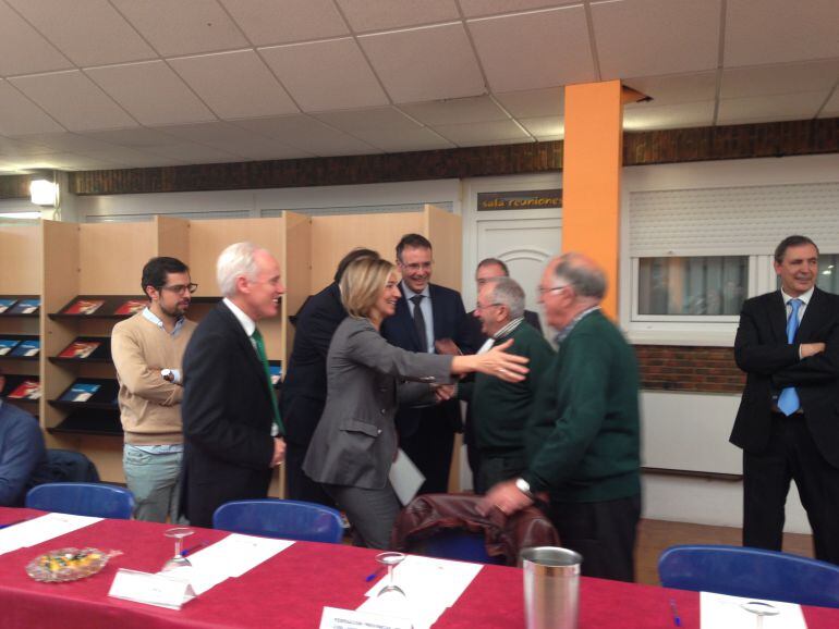 La Consejera de Familia, Alicia García, saludando a los asistentes