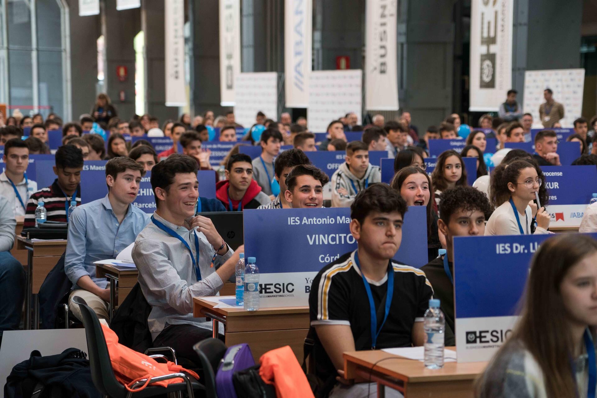 Jóvenes compitiendo en el YOUNG BUSINESS TALENTS - Archivo