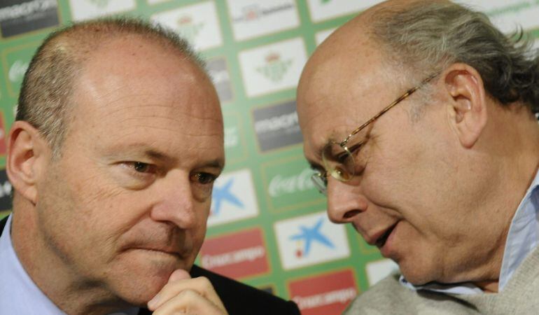 GRA140. SEVILLA, 22/12/2014.- El presidente del Real Betis Balompié, Juan Carlos Ollero (d), durante la presentación hoy del nuevo entrenador del equipo bético, Pepe Mel (i), que vuelve al club 385 días después de su destitución, período en el que han pasado por el banquillo cuatro técnicos. EFE/ Raúl Caro.