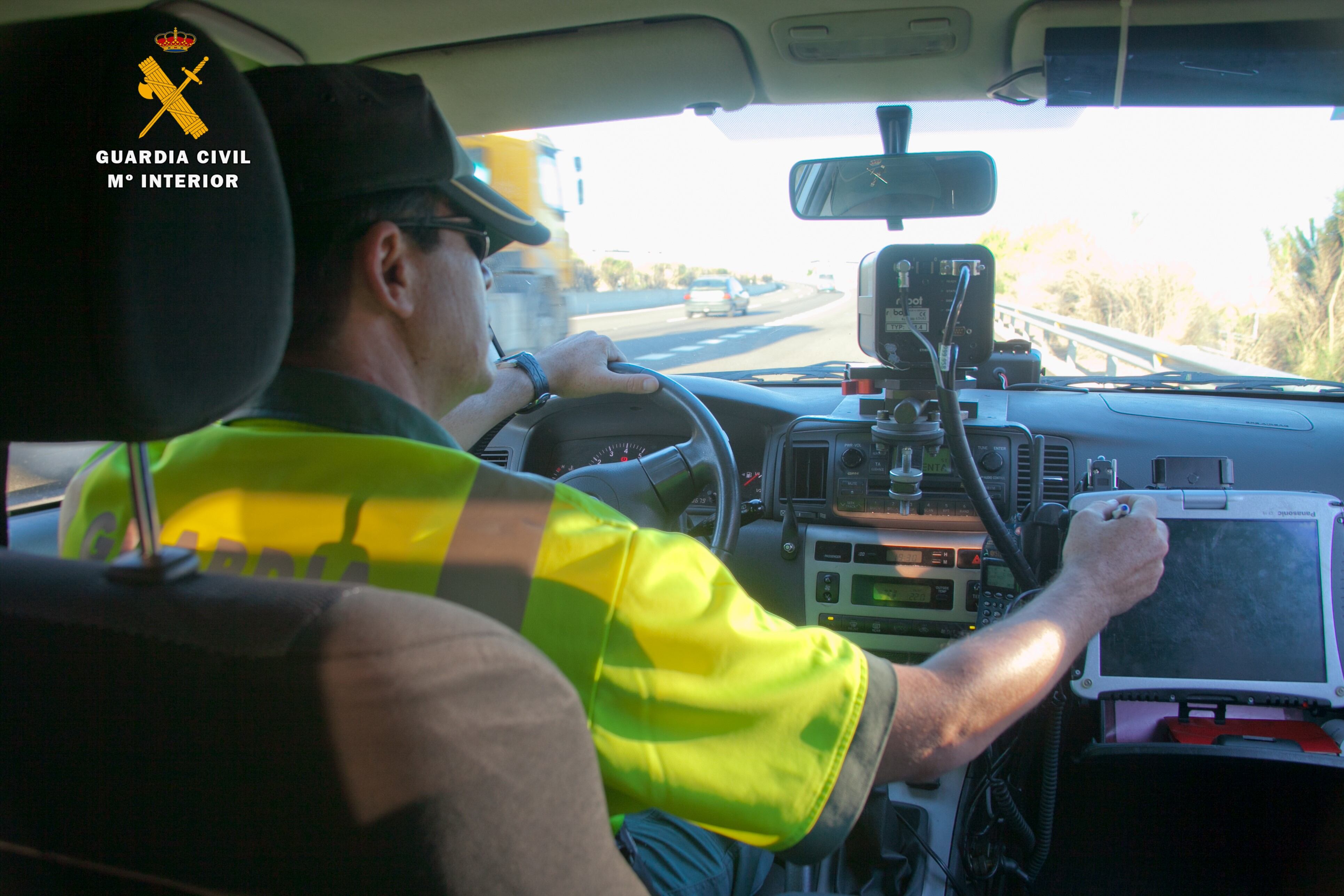 La Guardia Civil investiga al conductor deuna motocicleta por conducción  temeraria y eludir un control policial en la A-67