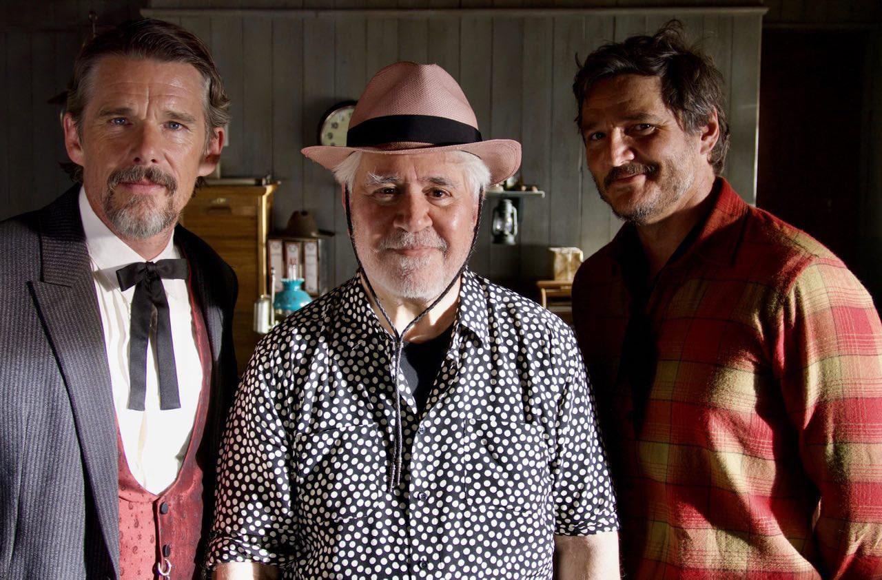 Ethan Hawke, Pedro Almodóvar y Pedro Pascal en el rodaje de &#039;Extraña forma de vida&#039;