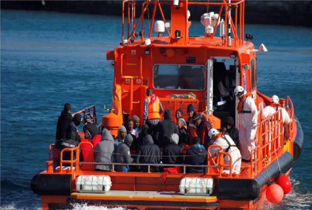 Migrantes en una embarcación de Salvamento.