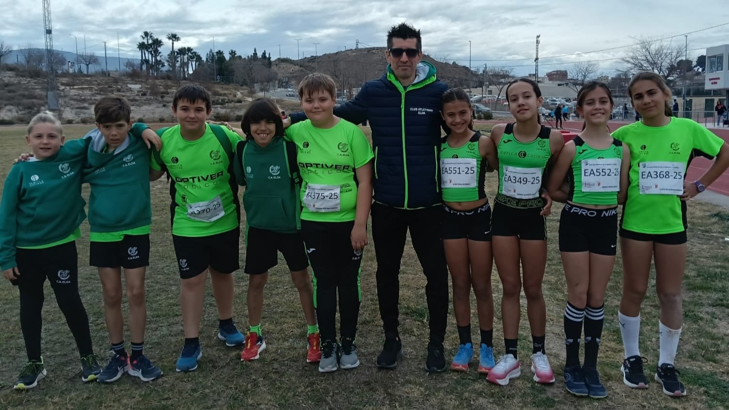 Atletas Sub-12 del C. A. Elda con su entrenador, Tortu