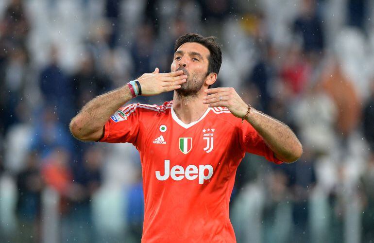 Buffon lanza un beso después de un partido con la Juventus