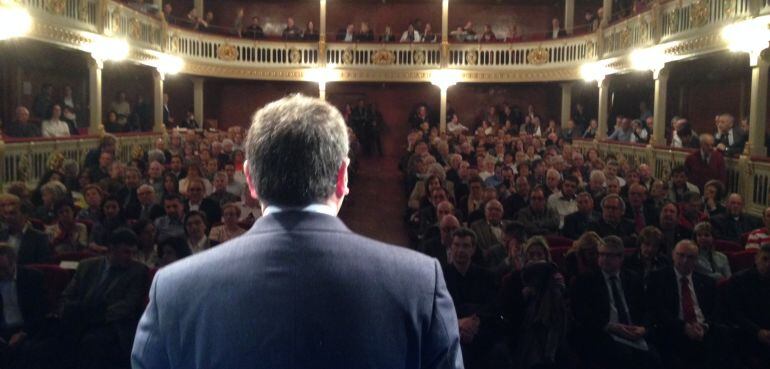 L&#039;alcalde de Reus, Carles Pellicer, just abans de començar la conferència al Teatre Bartrina. 