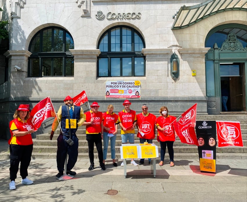 Concentración de representantes de UGT y CCOO de Correos en Santander.