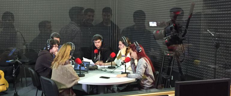 Estudio de radio de la Facultad de Periodismo de Cuenca donde realizan prácticas los alumnos.