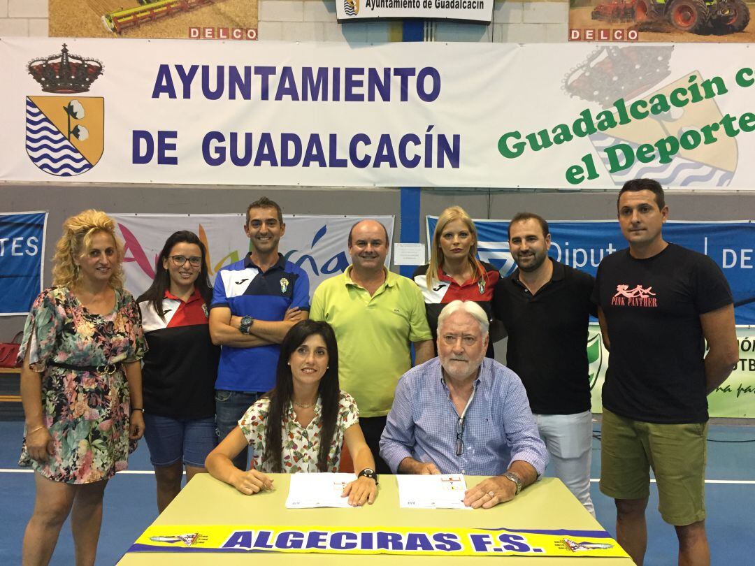Luis Delgado, presidente del Guada FSF, firma el acuerdo con el Algeciras FS
