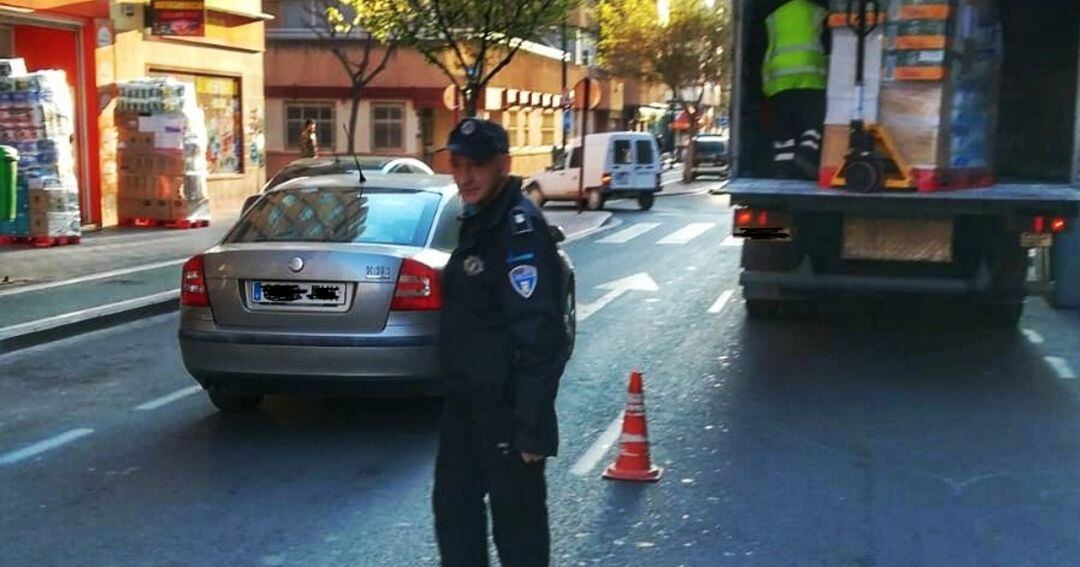 Un agente asegura una zona de descarga esta semana