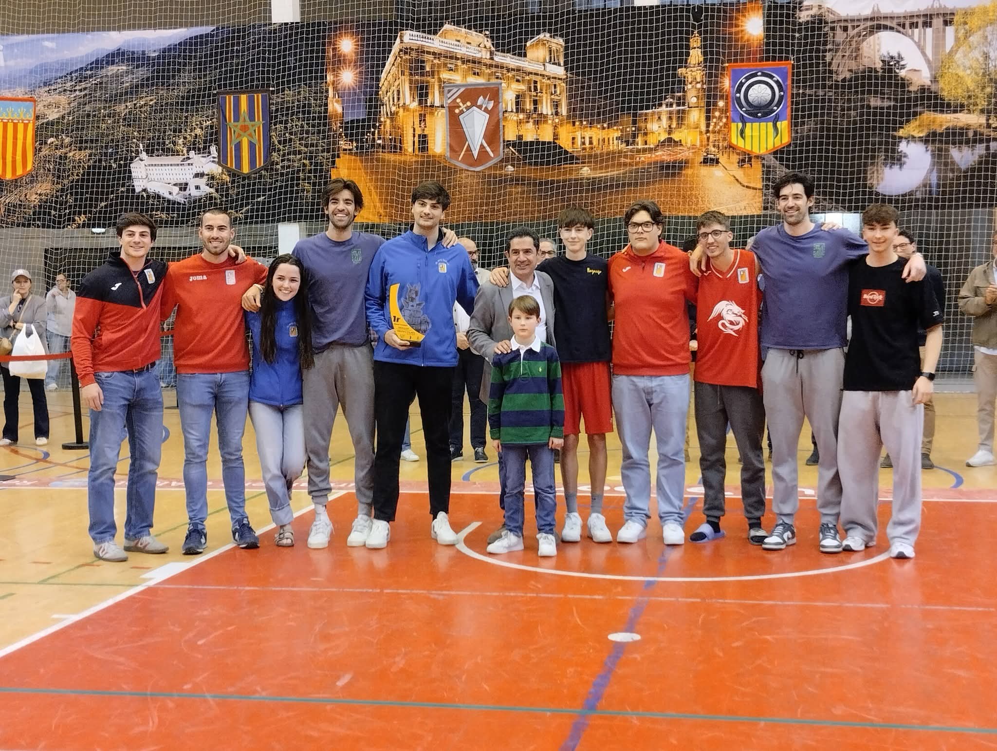 Los componentes de la Filà Almogávares, la Llaganya, con el trofeo de primeros clasificados en baloncesto