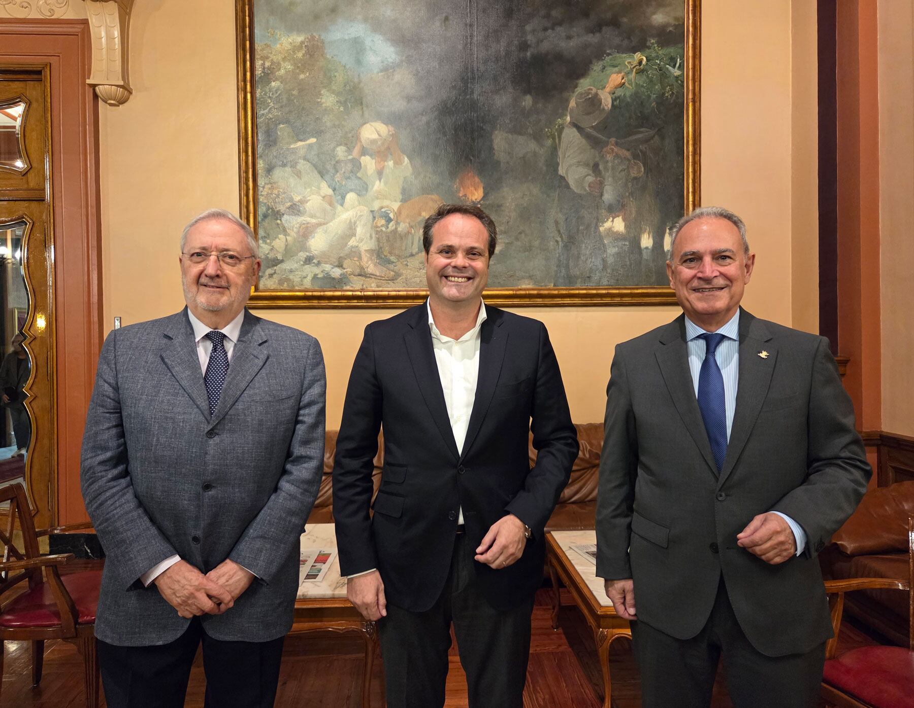 Enrique Masiá, Daniel Mullor e Indalecio Carbonell, en el Salón Largo del Círculo Industrial