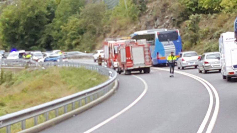 L'accident entre un camió i un turisme ha obligat a tallar aquesta tarda la N-145.