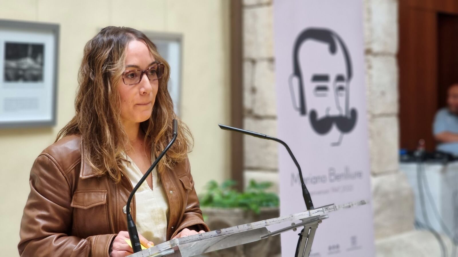 Gloria Tello en la ofrenda floral a Mariano Benlliure en el cementerio del Cabanyal