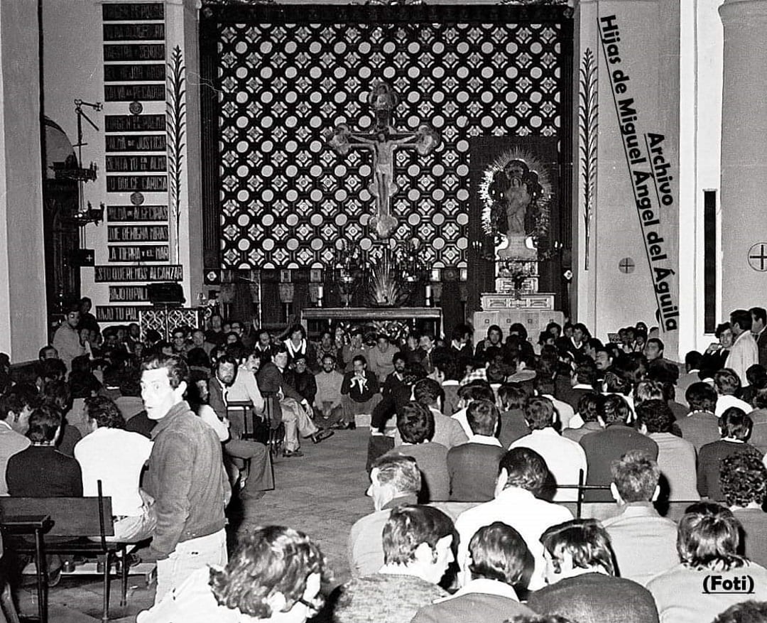 Asamblea durante la huelga de Acerinox en la Iglesia de La Palma / Foto Miguel Ángel del Águila