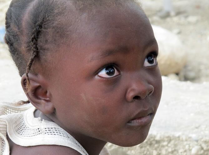 Niña recién llegada al nuevo campamento de Tabarre Issa