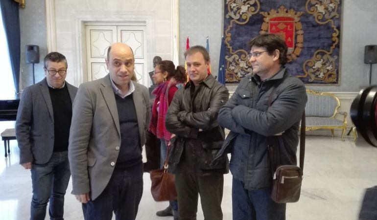 El alcalde, Gabriel Echávarri, el portavoz municipal, Natxo Bellido y el vicealcalde Miguel Ángel Pavón, en un acto en el Salón Azul del Ayuntamiento