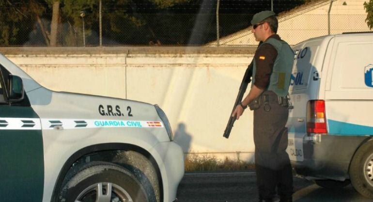 Un Guardia Civil durante un control. 