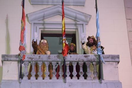 Melchor, Gaspar y Baltasar saludan desde un balcón del Ayuntamiento