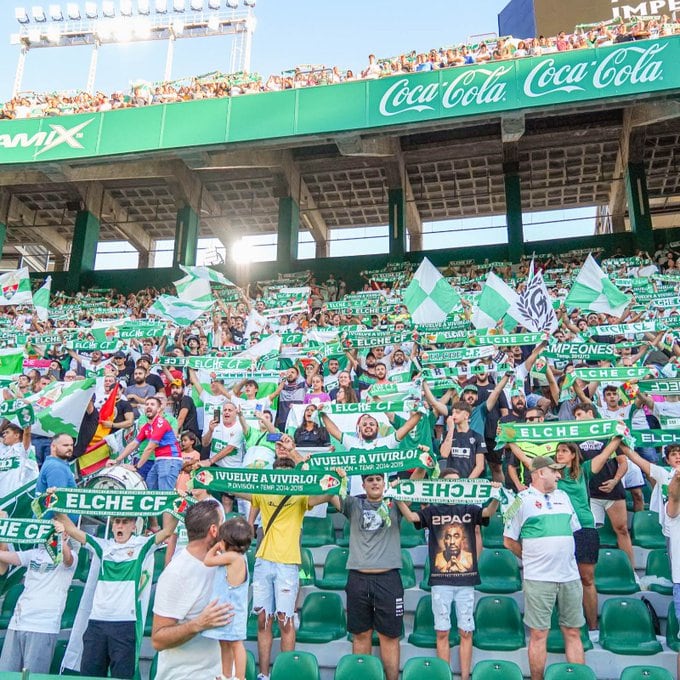 Aficionados del Elche en el Martínez Valero