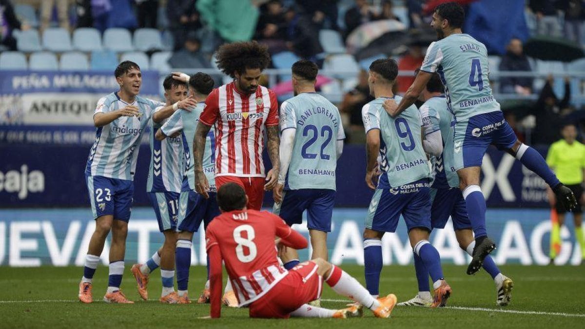 Aridane Hernández volvió a quedar señalado en el primer gol del Málaga cayendo al suelo frente a Chupe.