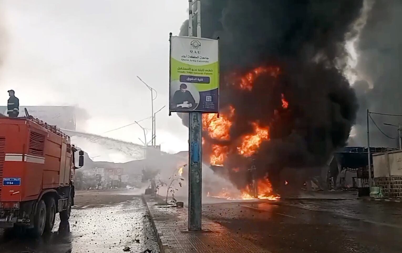 Los bomberos trabajan en la extinción del fuego causado por un ataque de Israel en Sanaa (Yemen).