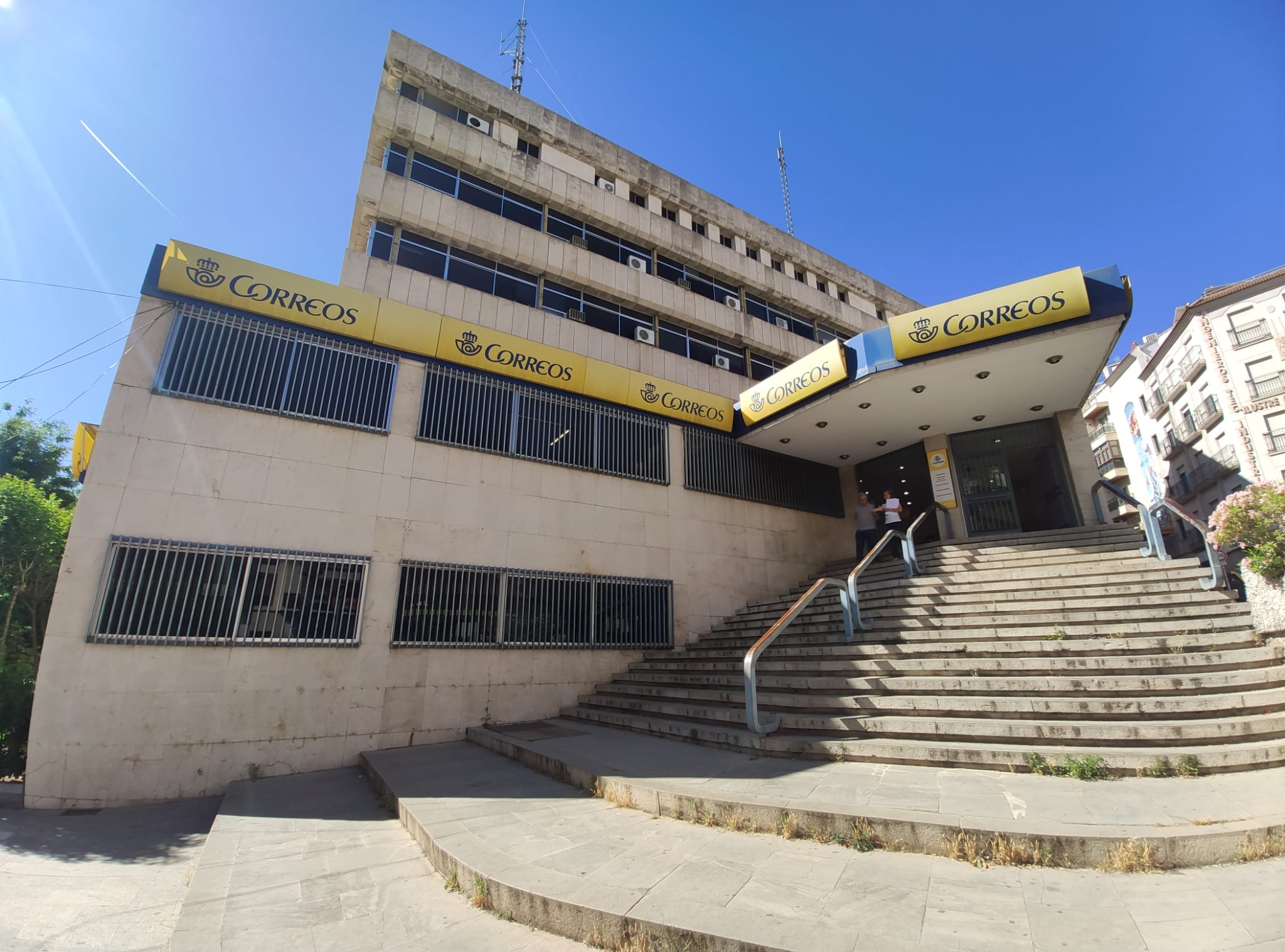 El edificio de Correos en la capital jiennense, en la confluencia entre la calle Doctor Eduardo Arroyo y la Plaza de los Jardinillos