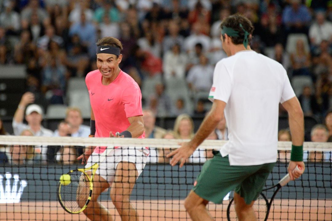 Rafa Nadal y Roger Federer en un partido de exhibición