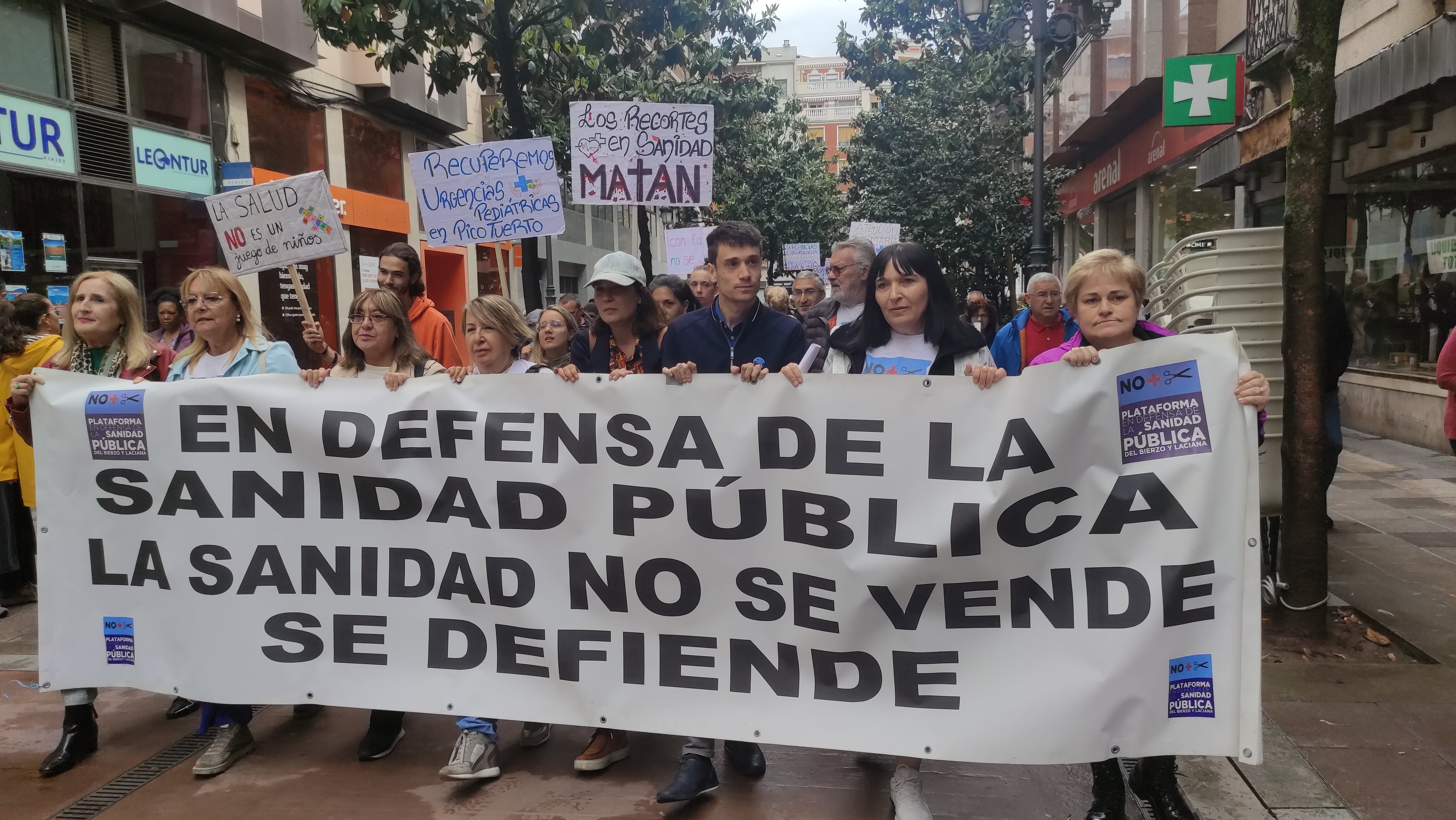 Cabeza de la manifestación sanitaria en Ponferrada