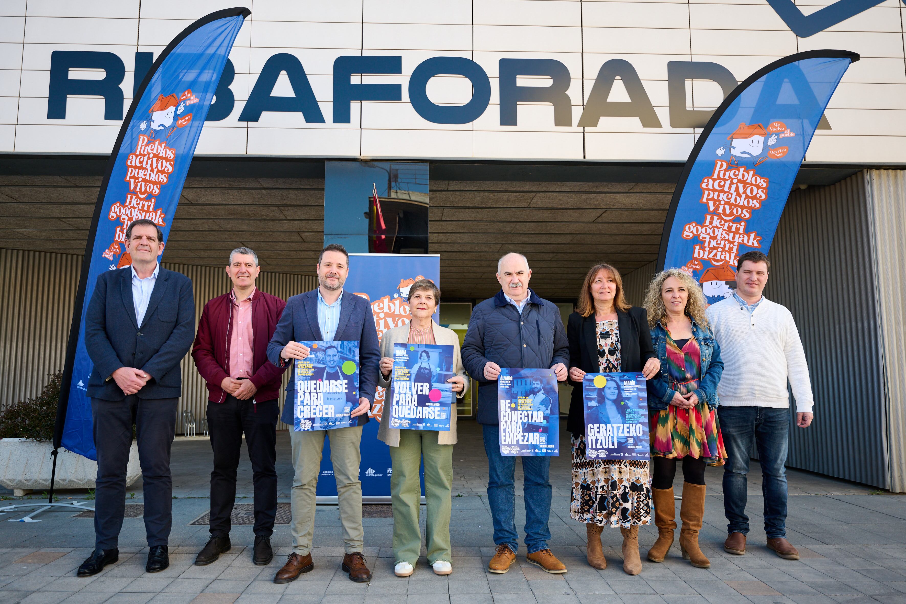 Representantes de los GALs posan con cartelería de campaña junto al Consejero de Desarrollo Rural y Medio Ambiente