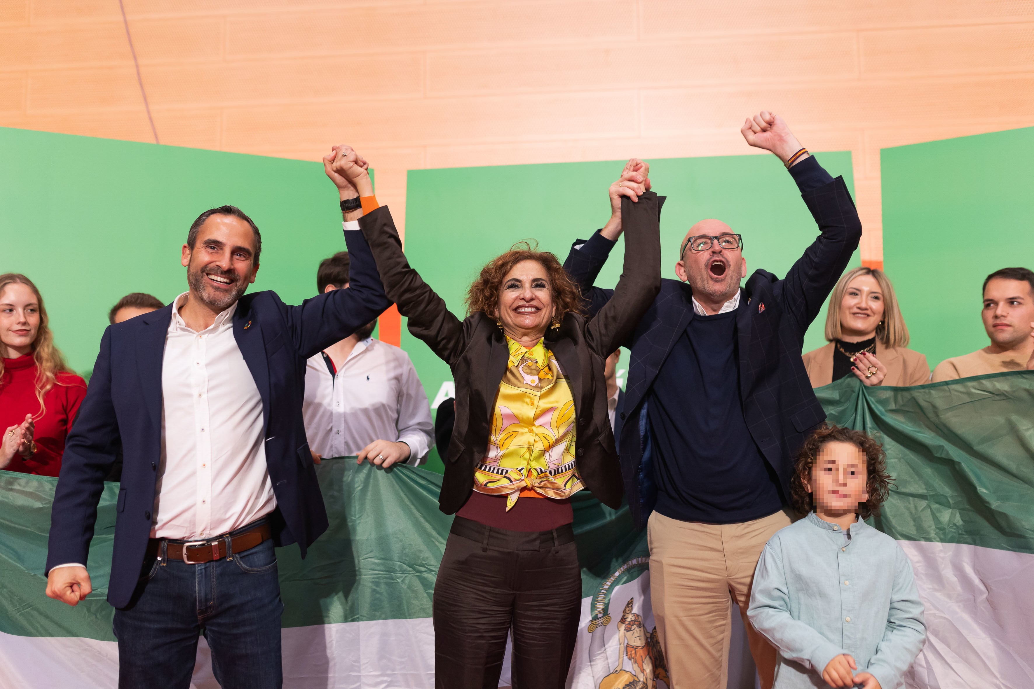 CÁRTAMA (MÁLAGA), 17/01/2025.-El secretario provincial del PSOE, Daniel Pérez (i), la candidata a presidir el PSOE andaluz y vicepresidenta primera del Gobierno María Jesús Monter o(c) y el alcalde de Cártama, Jorge Gallardo (d), este viernes durante encuentro con militantes del partido.- EFE/ Carlos Díaz
