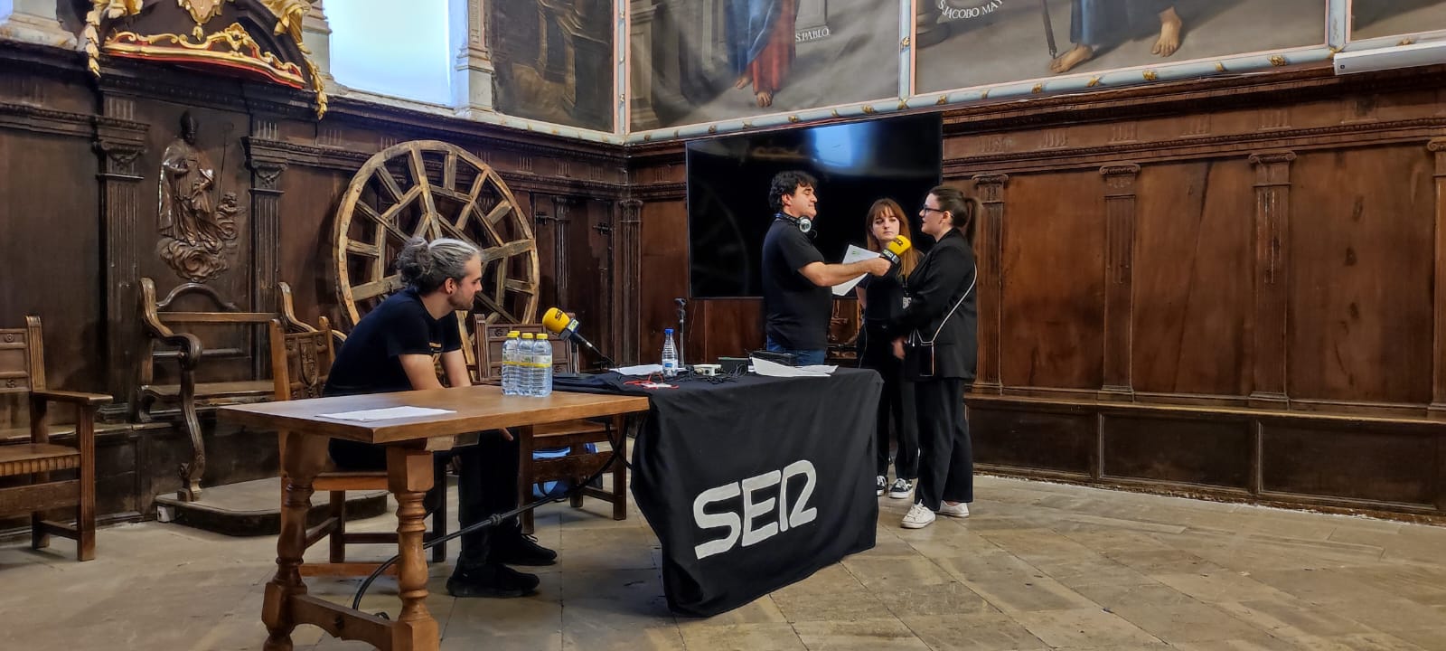 En la mesa, el responsable del Archivo de la Catedral, Ángel Martínez Catalán. A la derecha, Paco Auñón, director y presentador de Hoy por Hoy Cuenca, entrevista a las guías de la catedral Carolina García y Mirian San Julian.