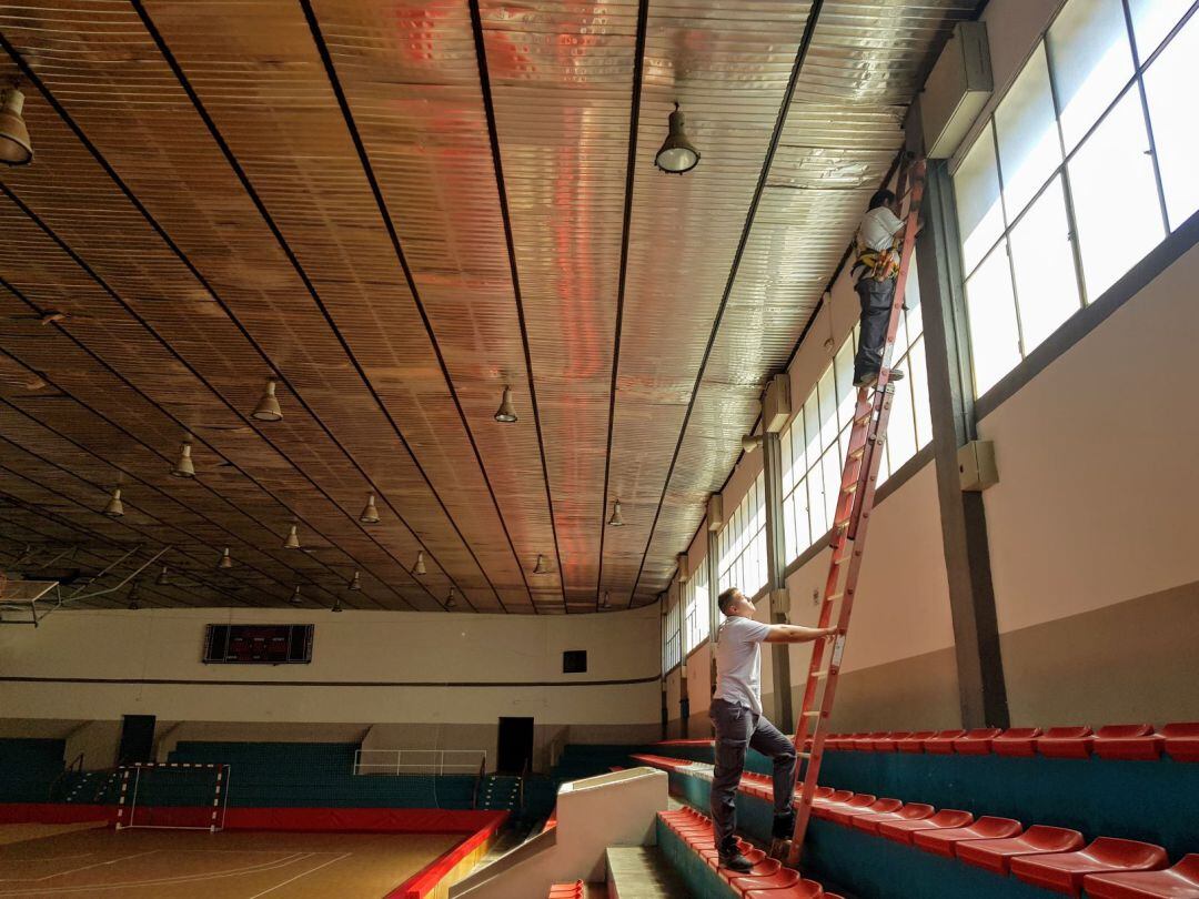 Renovación de las luminarias en el pabellón de Elda