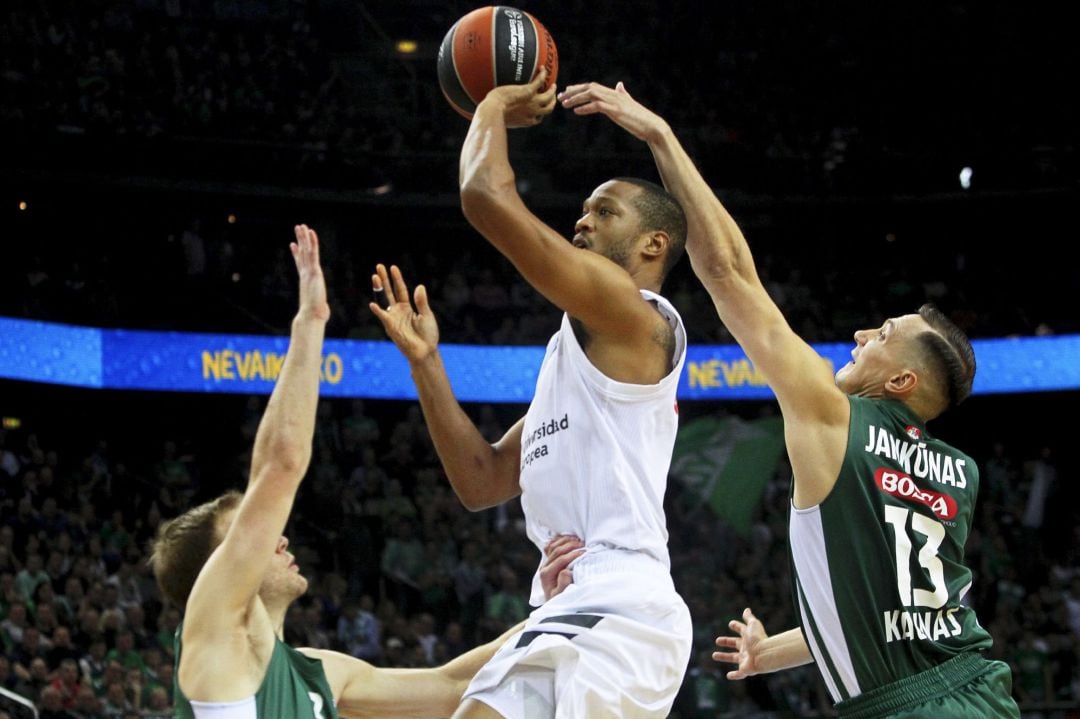 El ala-pívot lituano del Zalgiris Kaunas, Paulius Jankunas (d), trata de taponar la bandeja del ala-pívot estadounidense del Real Madrid, Anthony Randolph (c), durante un encuentro de Euroliga disputado entre Zalgiris Jaunas y Real Madrid en Kaunas, Lituania, hoy, 2 de noviembre de 2018. 